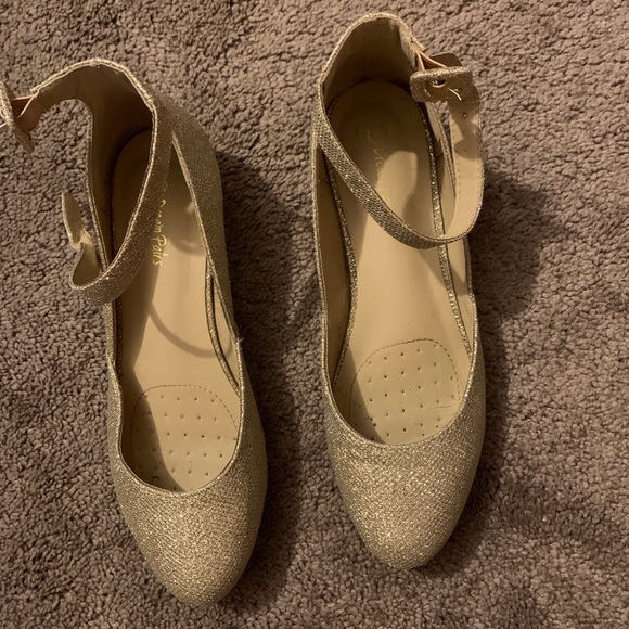 GOLD FLATS WITH ANKLE STRAP - Picture 2 of 4